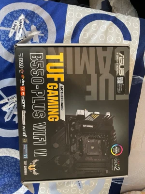 ASUS STRIX Z270 GAMING moderkort - Säljer ett ASUS STRIX Z270 GAMING moderkort i svart med gråa och silvriga detaljer. Moderkortet har stöd för Intel-processorer, flera RAM-platser och PCIe-portar. Perfekt för gamingbygge eller uppgradering. Snygg design med ROG-logga och robusta material.