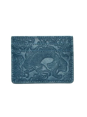 Blå korthållare från De Jour - Snygg blå plånbok från De Jour. Framsidan har en detaljerad engraverqd design och baksidan har två kortfack med präglad logga. Perfekt för dig som vill ha en unik och stilren accessoar till dina kort. 4 fack totalt +1 mitten fack för kontant/extra kort