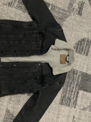 Grå Jeans jacka  - En jeans jacka ganska bra för höst och vår funkar även på sommaren den är från lagar och har en bra stick 