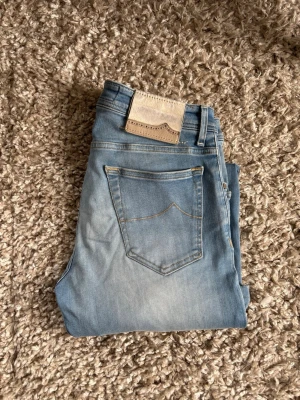 Jacob Cohen 622 Jeans – Stl 31  - Säljer ett par Jacob Cohen 622 jeans i storlek 31.                        Jeansen är i bra skick och har en skön passform – slim/straight modell som sitter fint utan att vara för tight. Perfekta till både vardag och lite mer uppklätt.  ✔ Storlek: 31 ✔ Modell: 622 ✔ Färg: Ljusblå ✔ Skick: Bra använt skick  Nypris är betydligt högre, så här får du ett par kvalitet