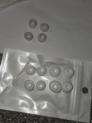 Vita silikontoppar till S buds2 PRO SM-R510  - 6 par ersättnings-silikonöronproppar till Samsung Galaxy Buds 2 Pro (SM-R510)  Totalt 6 par öronproppar enligt följande:  Vita: • 2 par Medium (M): Vit silikon. Mått: 12 mm bredd, 7 mm höjd. • 2 par Large (L): Vit silikon. Mått: 14 mm bredd, 7 mm höjd.  Gråa: •2 par Medium (M): Grå silikon. Mått: 12 mm bredd, 7 mm höjd.   Skick: Helt nya och oanvända. Passar perfekt till Samsung Galaxy Buds 2 Pro (SM-R510) för dig som vill ha reservdelar eller hitta en bättre passform..