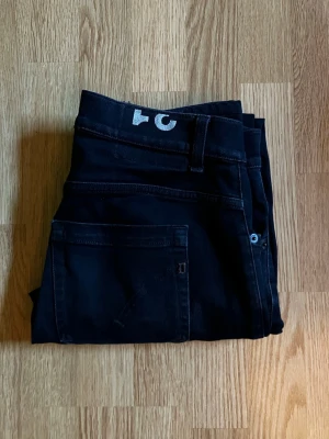 Dondup George  - Säljer nu dessa Dondup George jeansen med klassisk femficksdesign och normal midja. Byxorna är i jätte bra skicka med inga defekter, om du har frågor är de bara höra av dig. Kan gå ner i pris vid snabb affär.