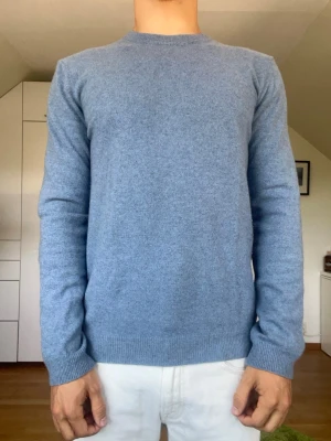 100% kashmirtröja  - Ljusblå tröja tillverkad i 100% Kashmir från märket John Lewis. Strl S. Inga defekter. Modellen är 178 cm och väger 77 kg. Hör gärna av dig vid frågor!