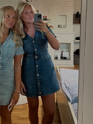 Mörkblå jeanskläning Zara  - Säljer då den blivit förstor, liten i storlek!