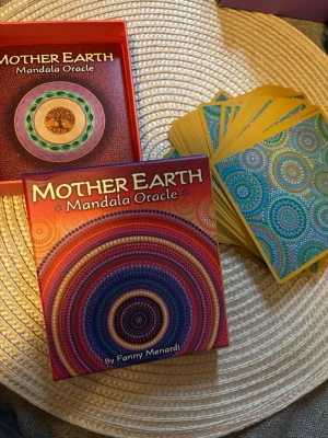Mother Earth mandala oracle  - I nytt och mycket bra skick, guidebook medföljer självklart. Korten  är som nya och inte använda,  enbart tittat på korten. Varan finns på andra ställen också då jag vill få sålt så fort som möjligt. + Äkta kort, Ny pris i affär: 199kr (skickas samma dag eller dagen därpå, vid frågor tveka inte att höra av er ❤️) 