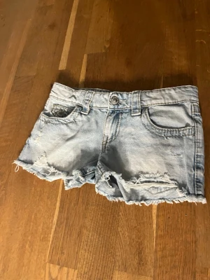  jeansshorts - Jeans shorts från Gina Tricot i storlek 146                           bra kvalitet