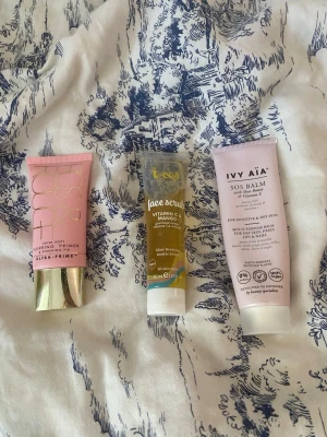 Primer, face skrubb och en sos balm - En primer från märket figs and rouge, en face skrub från i cos skin care och en sos balm från ivy aia. Går att köpa separat om man vill, det är bara att fråga:) PRIS KAN DISKUTERAS!!
