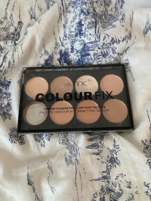 Technic Colour Fix foundationpalett - Säljer en Technic Colour Fix foundationpalett med åtta olika nyanser i krämformula. Perfekt för contouring. 