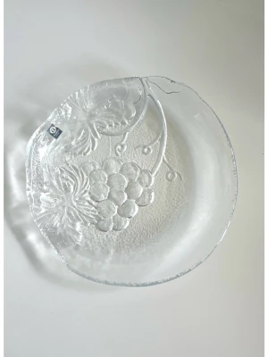 Glasfat med druvmönster - Bergdala Glasbruk  - Vackert fat / assiett / tallrik i glas från anrika svenska glastillverkaren Bergdala Glasbruk. Deras populära modell med ett härligt präglat motiv av druvor/ druv-klase och blad. 18 cm i diameter. Ett stycke svensk designhistoria i glasform. Mycket gott skick, som ny!