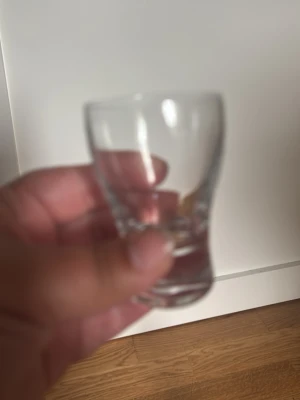 Litet shotglas i klarglas - Säljer ett litet shotglas i klarglas med klassisk form och rundad botten. Perfekt till festen eller för att samla på olika glas. Stilren och enkel design som passar in överallt.