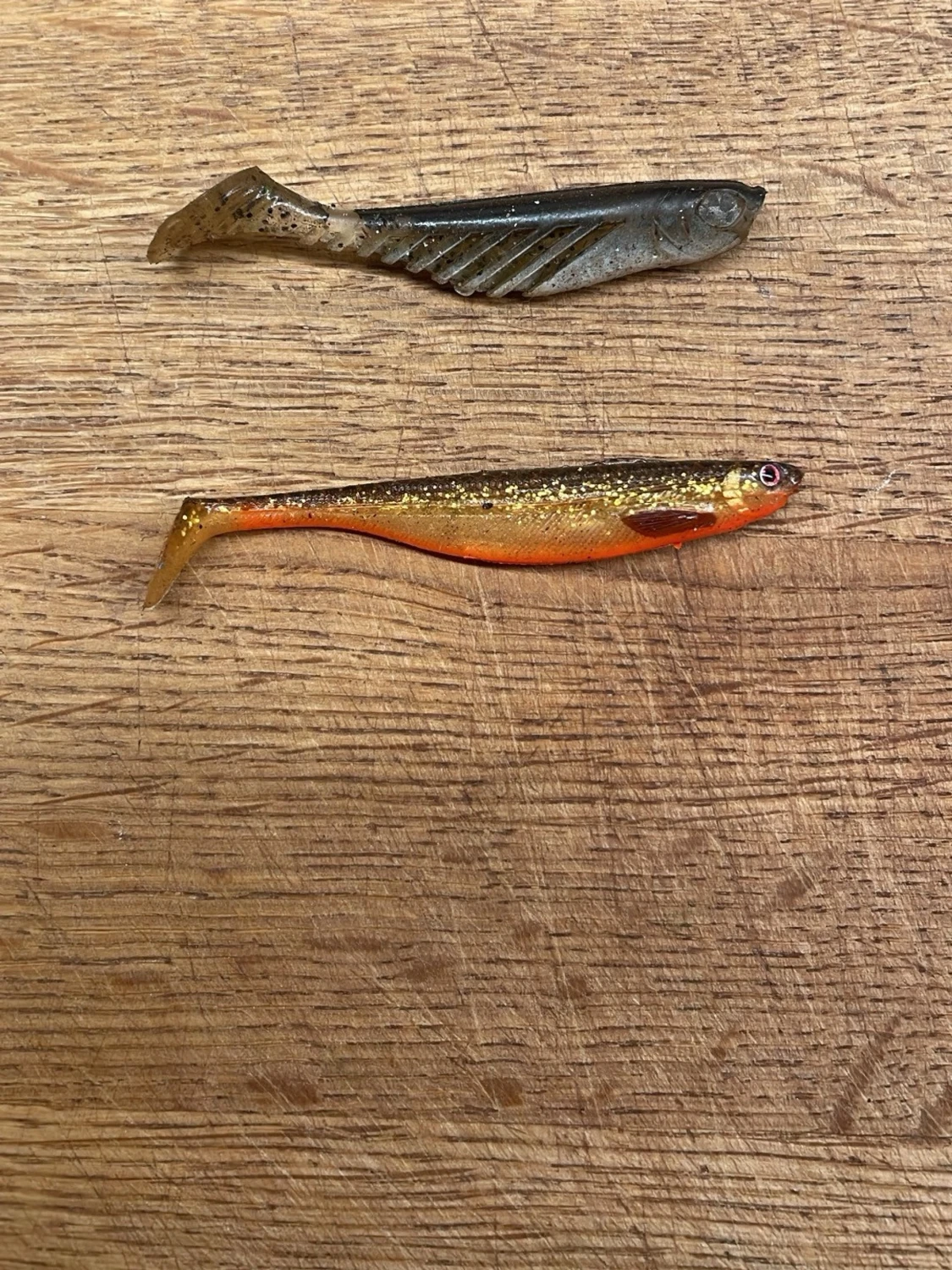 Två mjuka fiskedrag i plast