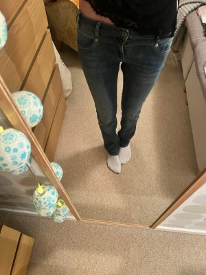 Jeans - Säljer ett par vintage jeans. Jeansen är i en blå färg men har ett mer slitet och vintage utseende. Dessutom är de low waist i midjan vilket passar förbisåg som gillar lågmidhadd jeans. De är bootcut men för korta på mig vilket gör att de mer skinny💕
