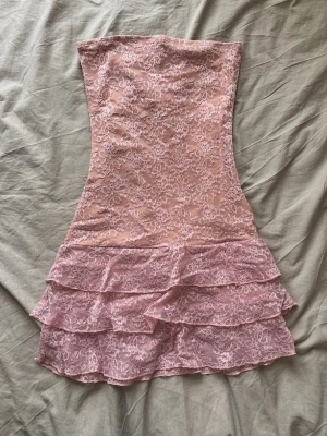 mini klänning - säljer en rosa mini klänning i storlek xs från edikted. endast testad, fortfarande i nytt skick. tror ej den finns att köpa på hemsidan.