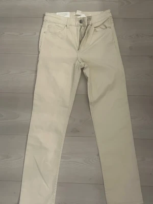 Beige jeans med raka ben - Snygga beige jeans, storlek 36. Helt nya, aldrig använda! Slim fit!