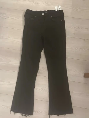 Svarta bootcut jeans från Zara - Säljer ett par svarta bootcut jeans från Zara i storlek 36. Passform korta 