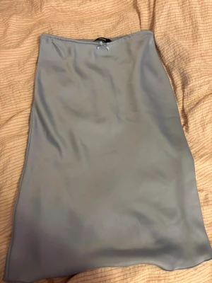 Ljus blå midi skirt  - Fin satin kjol från BikBok, går lite över knäna ungefär som 3/4 byxor. Skriv om ni undrar något💕