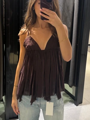 Ny Zara topp  - Brun top/blus från Zara, storlek XS, aldrig använd med prislappen på.