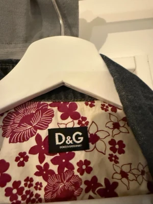 Vintage jeansklänning från Dolce&Gabbana - Säljer en söt, vintage jeansklänning från Dolce&Gabbana! Den är köpt under tidigare 2000-tal så den säljs ej längre. Storleken är i en IT 40 - vilket egentligen motsvarar en 36 (S), men jag tycker att den är liten i storlek och därmed skulle jag rekommendera den för en 32/34 (XXS/XS)! 