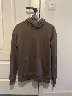 Brun hoodie med magficka - En stilren hoodie från Jack and Jones . Det har inga difekter på sig och sitter S/M.Skriv till mig om funderingar och pris!!