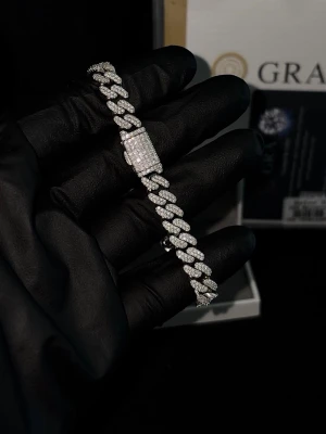 Full Iced Out Moissanite Armband Cuban Link - Ett mycket exklusivt, lyxigt och riktigt blickfångande smycke! Ett fullt iced out cuban link armband i 925 silver med äkta VS1 moissanite stenar! Passerar diamant testare! Blänker otroligt i verkligheten, kameran gör den ej rättvisa! Utrustad med ett robust kistlås. Längd 19.5cm och bredd 8mm, väger ca 31g! Medföljer smyckesask samt GRA papper.