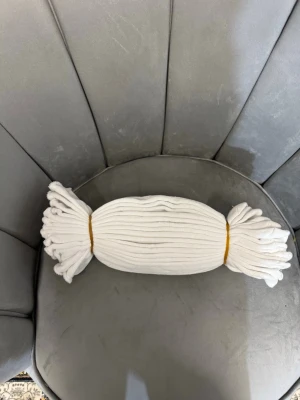 Vit strumpor - Rolig vit strumpor formad som en godisbit, tillverkad i mjukt tyg. Strumpor har veckad design och är knuten i båda ändar med gula.