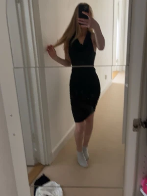 Svart kort klänning med v-ringning - Strkl xs, från shein. Den är tajt, har ett band där bak. Skriv om flera bilder önskas💓💓Snygg svart kort klänning med v-ringad hals och figurnära passform. Perfekt för dig som gillar en stilren och enkel look. Klänningen är ärmlös och passar till många olika tillfällen.