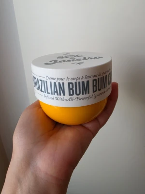 Brazilian Bum Bum Cream  - Den är 240ml, det är 150ml kvar om inte mer. Nypris för 150ml är 429kr 