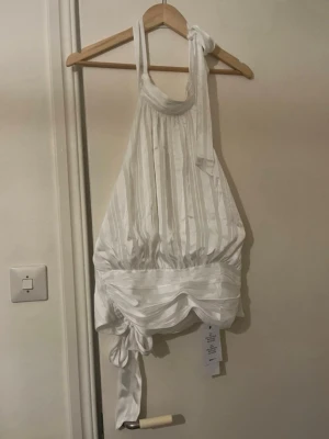 Vit omlott halterneck topp - Helt ny vit halterneck top från Gina tricot. Aldrig använd så i bra skick!🥰