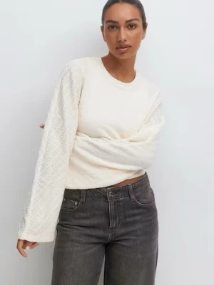 Gina Tricot textured wide sleeve top - Bara använd några gånger den är i jättefint skick. Säljer den eftersom jag inte kommer använda den igen. Perfekt till fest, middag eller bara en helt vanlig dag. Nytvättad. Skickas gärna eller möts upp💕 Nypris 360kr och slutsåld