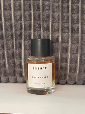 ESSNCE Dusty Amber Eau de Parfum - ESSNCE Dusty Amber Eau de Parfum 50ml  säljes eller bytes 