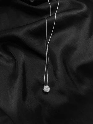 Silverhalsband - Stilrent halsband i silverfärg med en tunn kedja och en rund berlock täckt av små glittrande pärlor. Aldrig använd och i väldigt fint skick.