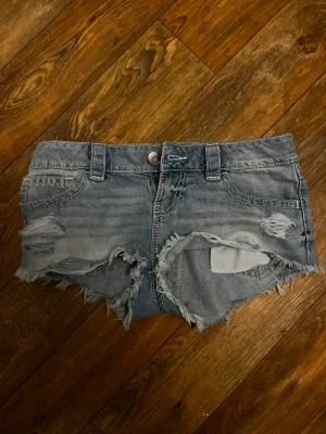 Jeansshorts - Fina jeansshorts från Gina tricot 14+. Storlek xs använda fåtal gånger 