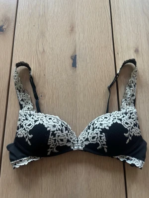 Intimissimi bh (KOM MED PRISFÖRSLAG) - push up bh från intimissimi, fint skick. Lappen är avklippt men strl 75b