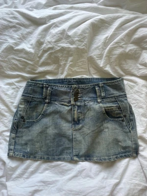 Snygg vintage lågmidjad kjol - Det står storlek 40 i men jag skulle säga att det är en storlek S