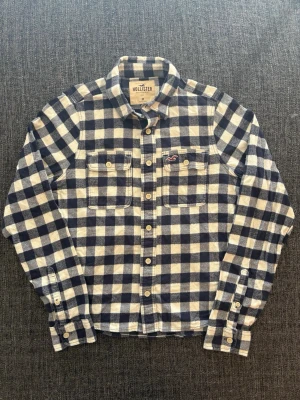 Hollister skjorta ~ vintage  - Sjukt eftertraktad Hollister skjorta ~ vintage rutig modell som inte längre produceras | st M | färg blå/vit | klassisk passform | perfekt vintage piece | OBS kan gå ner lite i pris vid snabb affär! 🏄