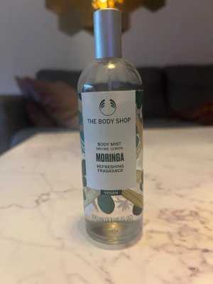 The body shop MORINGA body mist - Moringa från The Body Shop är en Blommig doft för kvinnor och män. Moringa lanserades 2014. Doften innehåller Akacia.