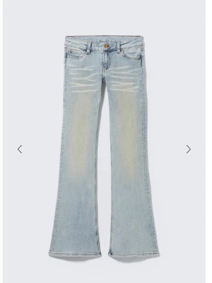 Ljusblå bootcut jeans - Säljer ett par ljusblå bootcut jeans från weekday med slitningar framtill och utsvängda ben.  Använda två gånger, säljer för att dom inte kommer till användning. Super fina!💕skriv om ni har nån fundering, pris kan diskuteras 