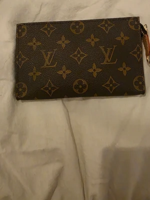 Louis Vuitton Poche toilet 15' - Liten necessär från Louis Vuitton. Passar ex. perfekt för att organisera läppprpdukter i väskan.
