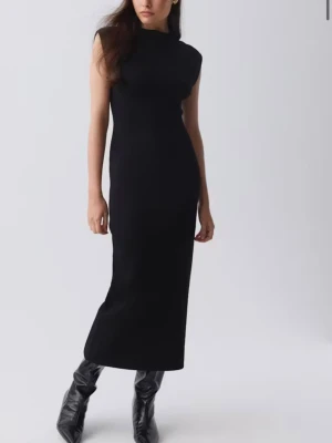 Svart klänning - Klänningen köpt på Gina Tricot. Nypris 599. Lite tjockare i tyget. Använd en gång.