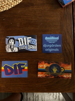100 DIF stickes / Djurgården klibbor / klistermärken - 100 stycken klibbor  25 av varje motiv  Först till kvarn