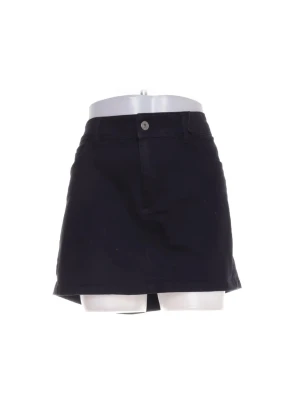 Svart kjol - En kort svart kjol i mjuk denim med knapp och dragkedja. Den har två bakfickor.