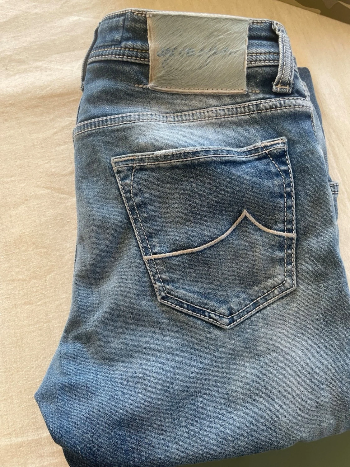 Ljusblå raka jeans med fickdetalj