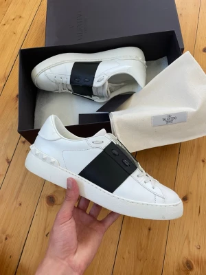 Valentino skor (nyskick)  - Hej, säljer nu dessa svin snygga valentino skor. Skorna är i grymt skick!  Begränsat antal boxar och dustbag. Hör av dig vid frågor.