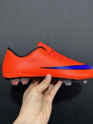 Nike mercurial skor röd blå  - Nike mercurial helt oanvända i storlek 41 väldigt svåra att hitta på marknaden i denna skick! Obs! Dessa är defekter betyder inte att dom är fejk! 