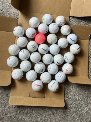 Stort parti golfbollar Callaway Supersoft klass C - Säljer ett stort parti golfbollar från Callaway Supersoft . De flesta är vita men det finns även någon rosa boll. Klassisk golfboll-design med dimple-mönster. Perfekt för dig som vill fylla på golfväskan med många bollar till bra pris.
