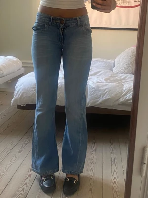 Lågmidjade bootcut jeans i 100% bomull 💗🌸 - I princip oanvända lågmidjade bootcut jeans helt utan slitage. Består av 100% bomull. Ljus tvätt med snygga bakfickor. Storlek: 158. innerbenslängd 76cm. (Små i storleken). XoXo🔥🥰