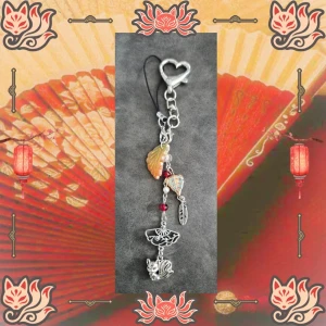 Charm/Bagcharms - Kitsune Fan - Orange, Silver, Röd & Vit again - 🦊⛩️ Japanese folklore- & Kitsune-inspirerad phone charm/bagcharm med solfjäder, kitsune och detaljer i orange, rött, vitt och silver. ✨ Längd ca 14cm (Bild 3)  Handgjort av mig  Frågor? Skicka bara. Kolla noggrant innan köp. Klicka in på fotona. Returer av smycken godkänns ej av hygienskäl.