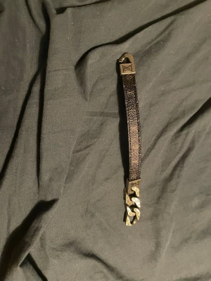 Louis Vuitton armband  - Lv armband syns inga defekter på användning.              Äkta Louis Vuitton                                                             Längd 19,5 cm Armbandet var från deras limited serie för några år sedan. Inköpt på deras butik i Paris
