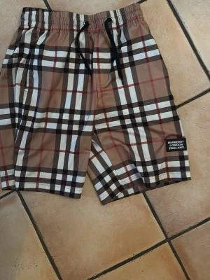 Burrberry shorts - Snygga burrberry shorts med de klassisk rutiga mönster, shortsen är i bra kvalitet, pris går o diskutera vid snabb affär 💨🗣️ÄKTA 