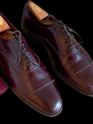 Allen Edmonds Park Avenue stl. 43,5 / 9,5UK - Säljer ett par mörkbruna loafers ”Burgundy”  i läder med elegant snörning och rundad tå ifrån Allen Edmonds. Skorna har en stilren design med diskreta sömmar och låg klack. Perfekta för dig som gillar tidlös och clean stil. Goodyear konstruktion. Storlek 9,5 vilket motsvarar 43,5. 